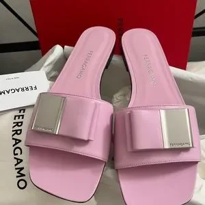サンダル・ミュール Salvatore Ferragamo Flip Flops Women Leather Violet/Lilac SALVATORE FERRAGAMO Gancini Flip-Flop Sandal
